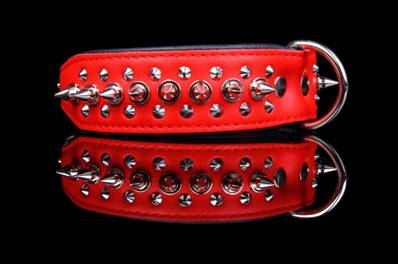 Collier Cuir Clouté Spikes Taille 40-47 x 4 cm, noir/rouge